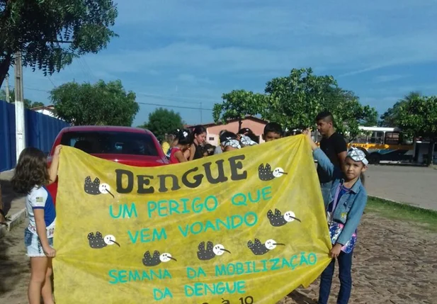 Alunos da Escola Municipal Francisco Raimundo Fontenele participaram campanha Combatendo o Aedes aegipty