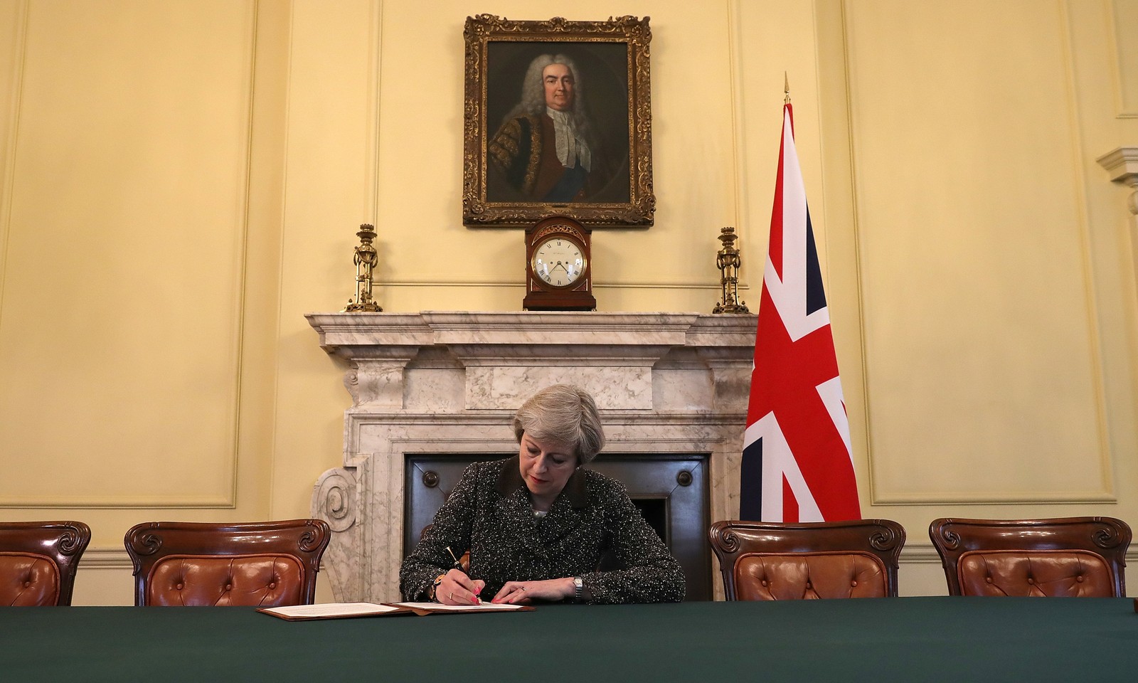 Theresa May assina carta de saída da União Europeia
