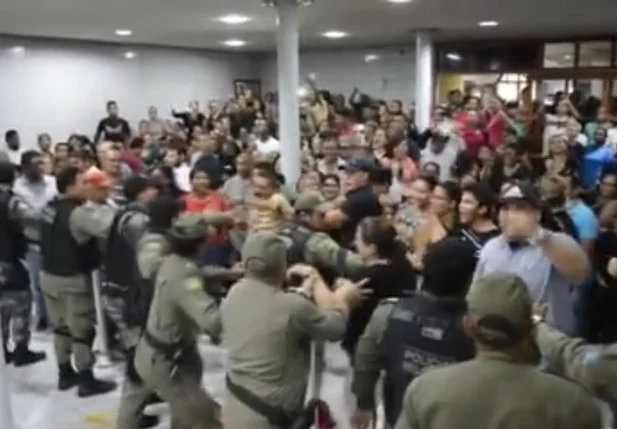 Manifestação na Câmara de Vereadores da cidade de Valença do Piauí