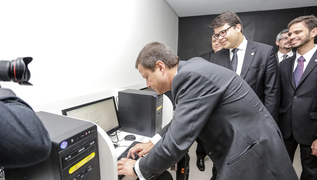 Claudio Lamachia testando os computadores do OAB Office 