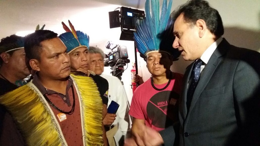 Após votação do parecer, relator Nilson Leitão conversou com índios do Mato Grosso do Sul