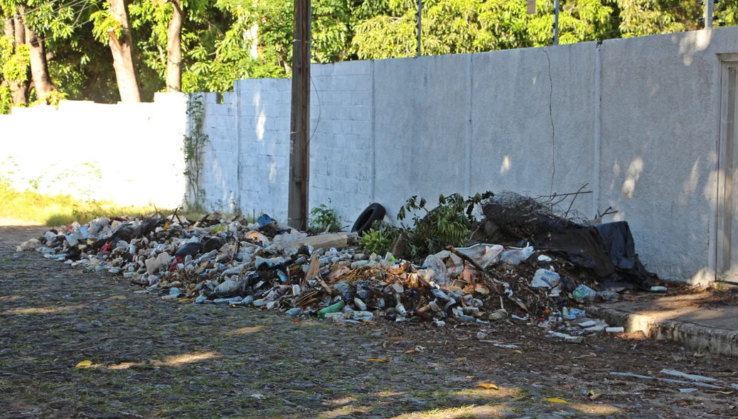 Lixo acumulado na calçada