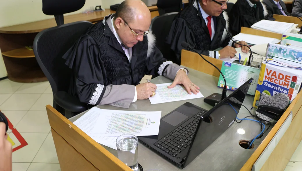 Juiz Paulo Roberto Barros assina termo de posse