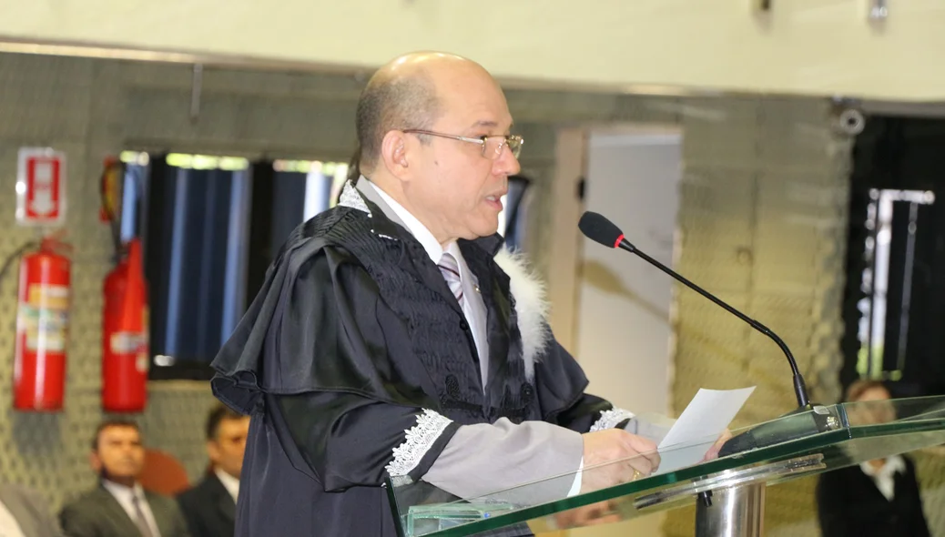 Juiz Paulo Roberto Barros se pronuncia em posse no TRE