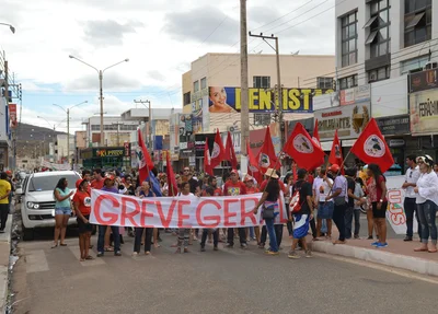 Manifestantes percorrem ruas centrais de Picos