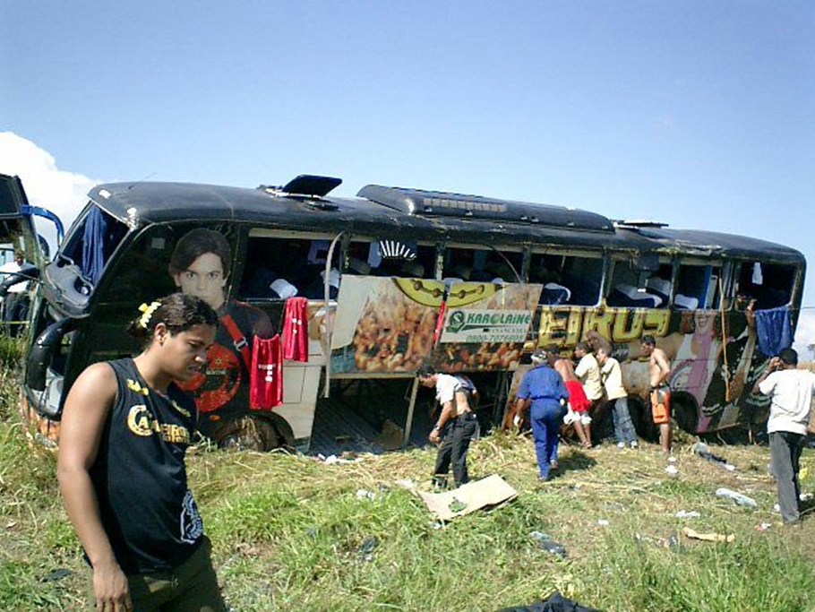 Acidente com ônibus da Banda Cavaleiros do Forró em 2004