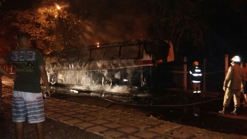 Ônibus pega fogo na Curva São Paulo