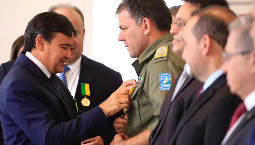 Coronel Carlos Augusto recebe medalha do governador Wellington Dias