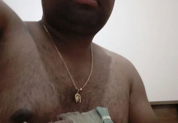 Foto de Moisés segurando maços de dinheiro circula no Whatsapp
