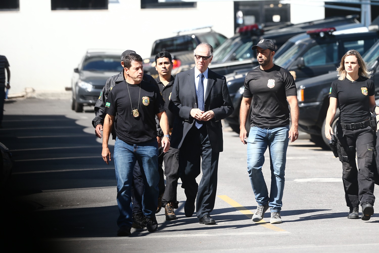 O presidente do Comitê Olímpico do Brasil (COB), Carlos Arthur Nuzman, é conduzido por policiais 