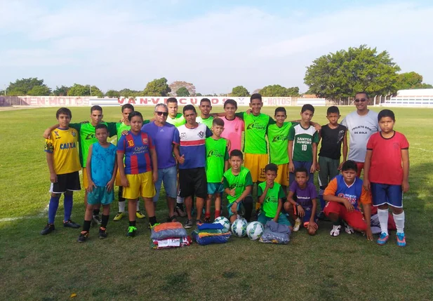 Entrega de materiais para escolinhas de futebol em Água Branca