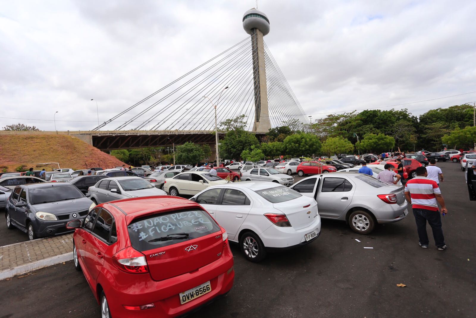 Motoristas da Uber se reuniram na ponte estaiada