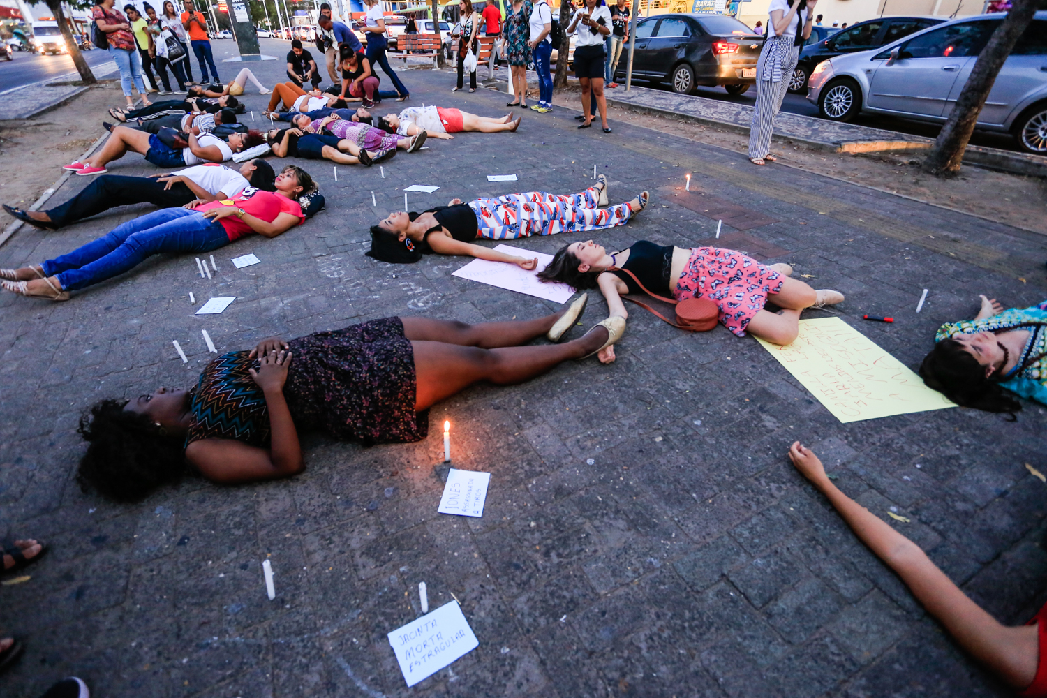 Mulheres deitada no chão em protesto pela morte da Camilla 