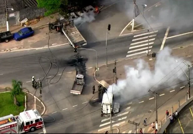 Bandidos explodem carro-forte em São Paulo