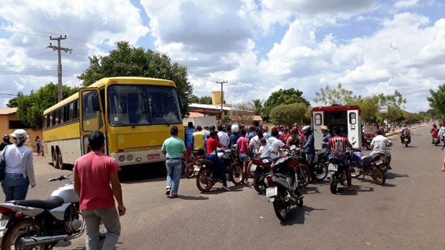 Acidente entre moto e ônibus escolar deixa jovem morto em esperantina