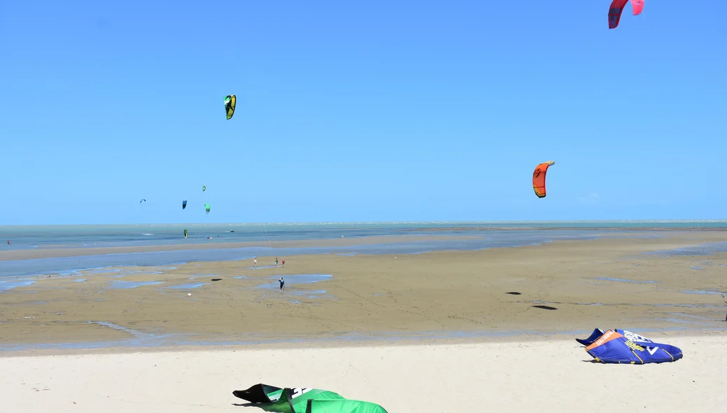 Prática de kitesurf na Praia de Barra Grande
