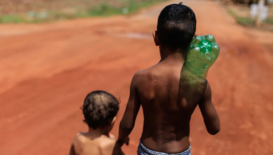 Crianças vão a mercado do Vale do Gavião pegar água 