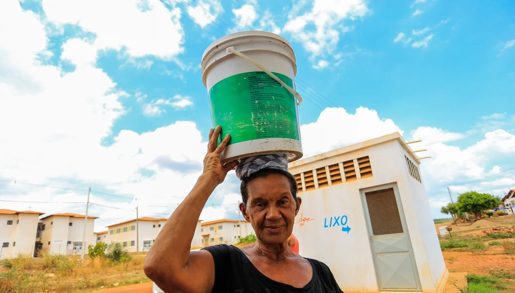 Senhora carregando um balde de água 