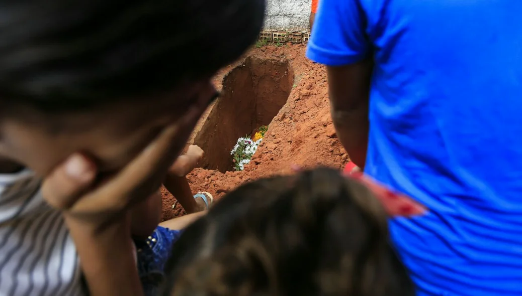 Criança de 9 anos é enterrada