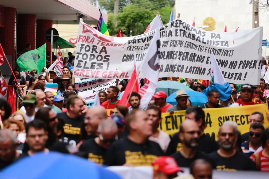 Manifestação cotra as reformas do governo Temer no centro de Teresina 