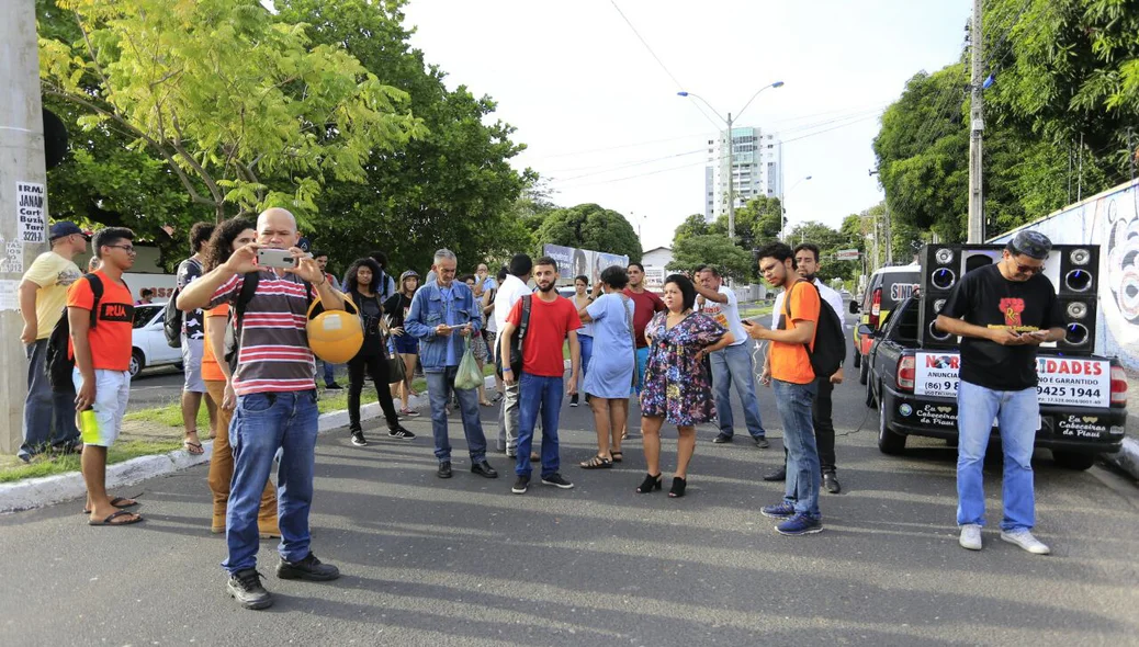 Manifestantes na reunião para reajuste da passagem de ônibus 