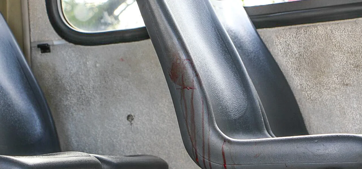 Cadeira do ônibus suja de sangue
