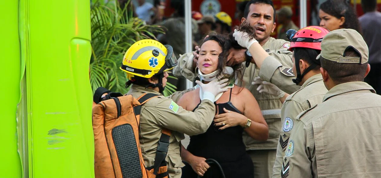 Mulher sendo atendida pelo corpo de bombeiros