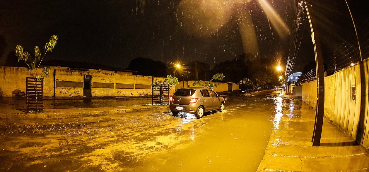 Chuva alaga Avenida Pedro Almeida em Teresina 