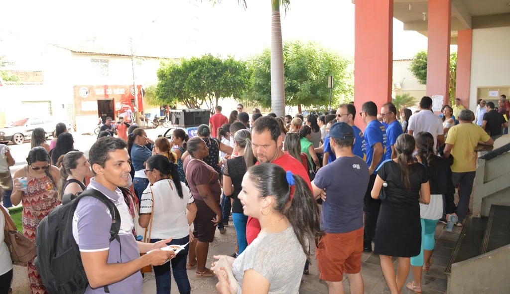 Servidores lotam pátio da Prefeitura de Picos