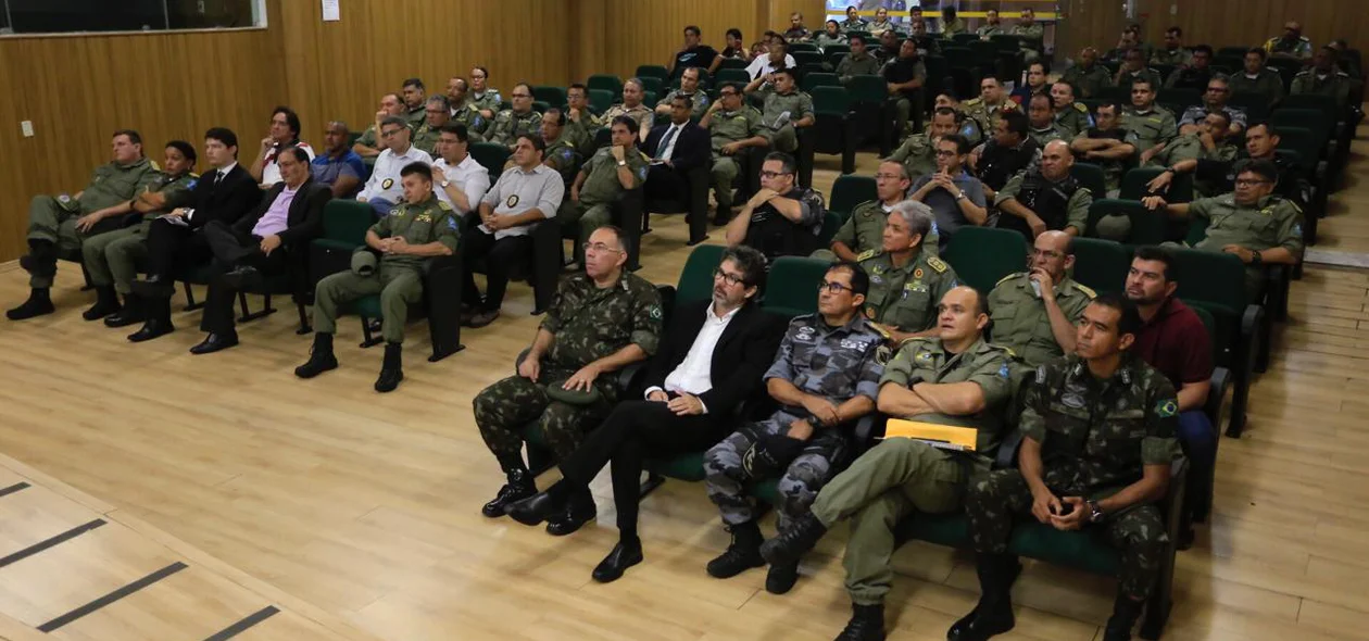 Policiais civis e militares participam da reunião