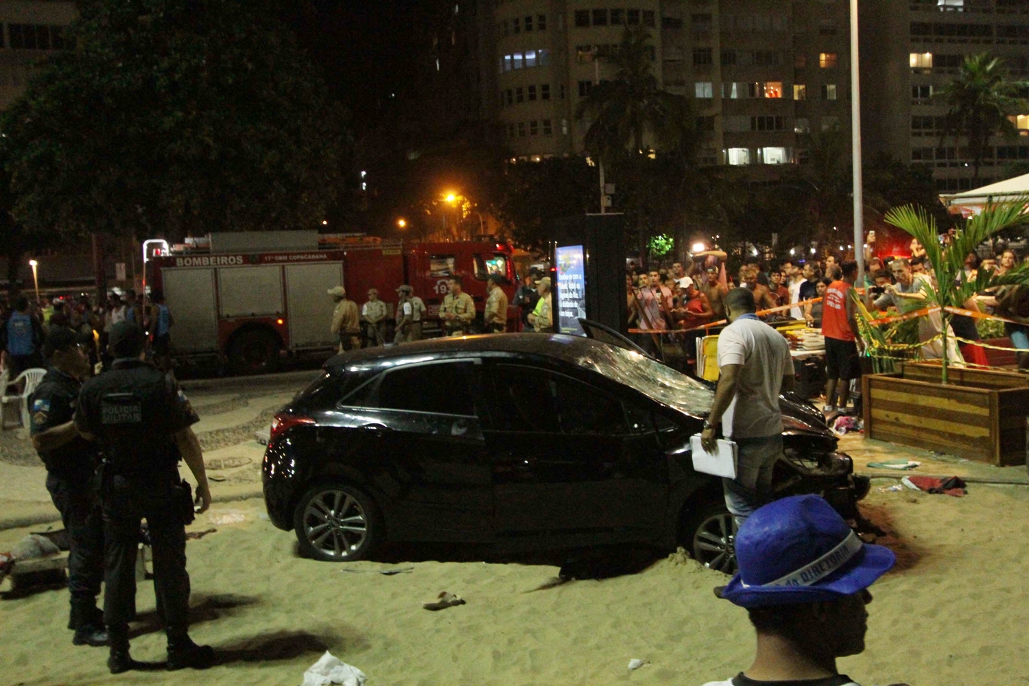 Carro atropela pedestres na praia de Copacabana