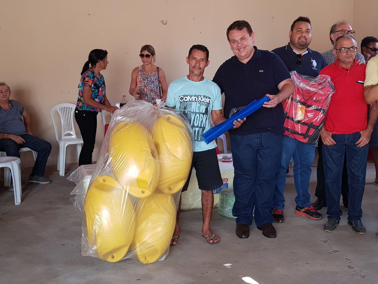 O deputado Silas Freire participa da entrega de kits na cidade de Nazaré do Piauí