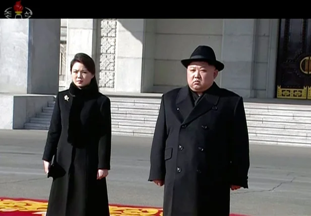 Líder da Coreia do Norte, Kim Jong-un, ao lado da mulher, Ri Sol Ju