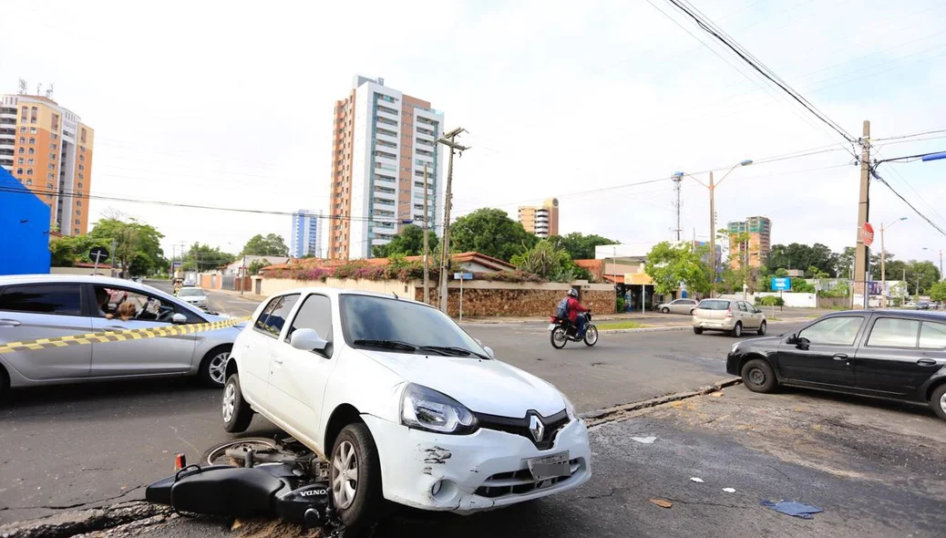 A colisão aconteceu na rotatória situada na  avenida Jóquei Clube