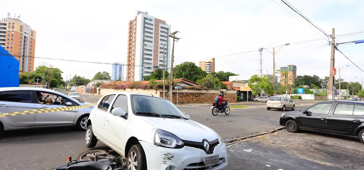 A colisão aconteceu na rotatória situada na  avenida Jóquei Clube