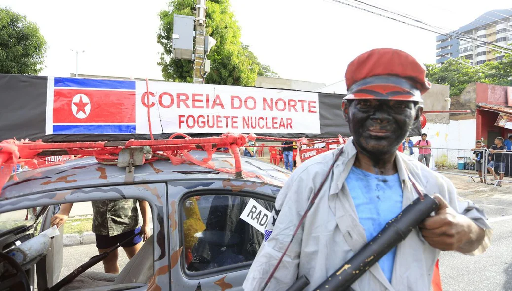 Foliões vão fantasiados ao bloco Pinto da Morada