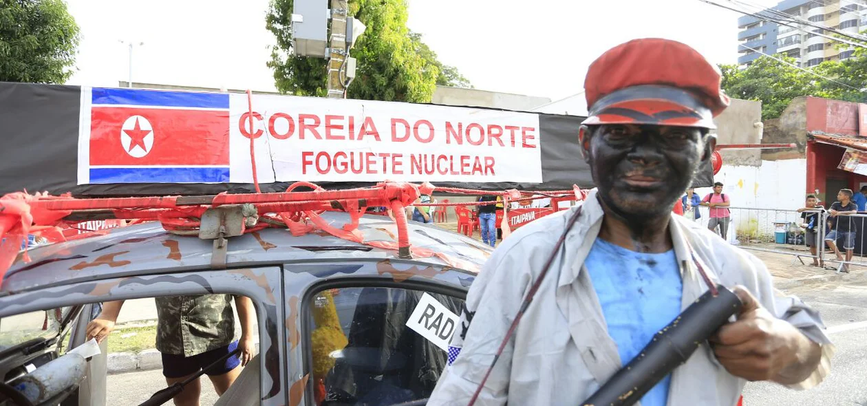 Foliões vão fantasiados ao bloco Pinto da Morada