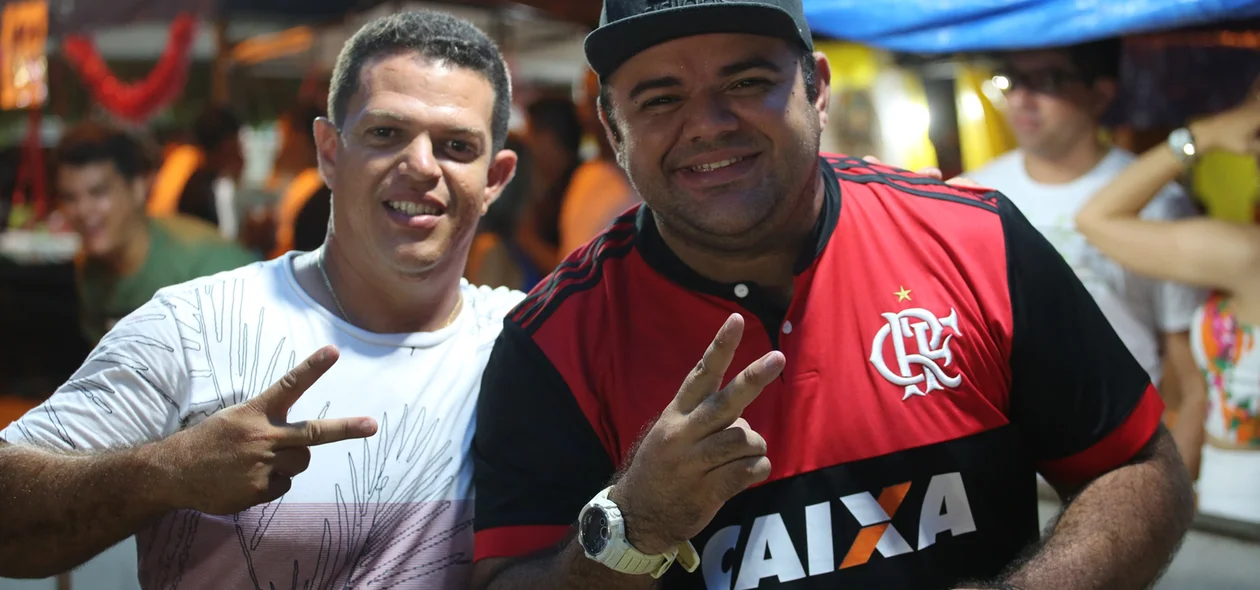 Amigos participam da festa realizada no calçadão da Praça Cônego Honório 