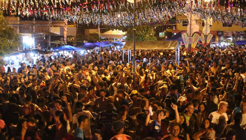 Calçadão da Praça Cônego Honório atraiu um grande público para as atrações do Carnaval de Altos