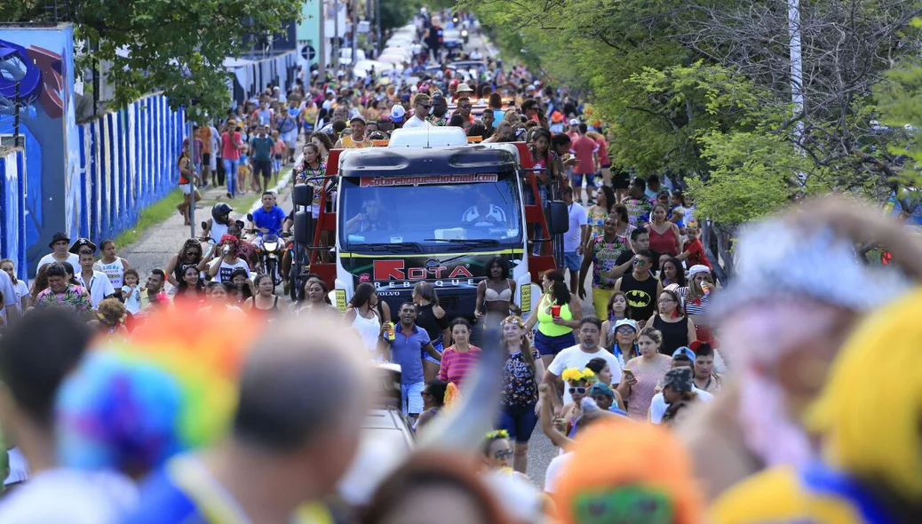 Muitos foliões participam do bloco Vaca Atolada na segunda-feira de Carnaval