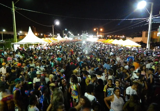 Multidão lota avenida Beira Rio no município de Picos
