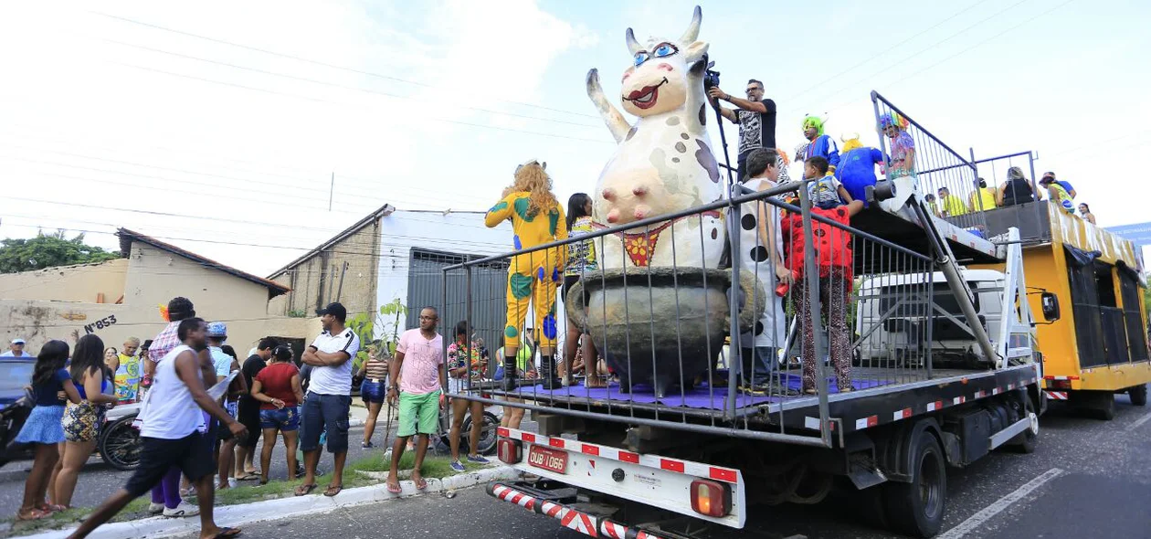 Tradicional desfile do bloco Vaca Atolada acontece na zona norte de Teresina