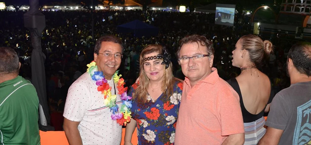 Prefeito Jonas Moura e Merlong Solano curtem carnaval em Água Branca