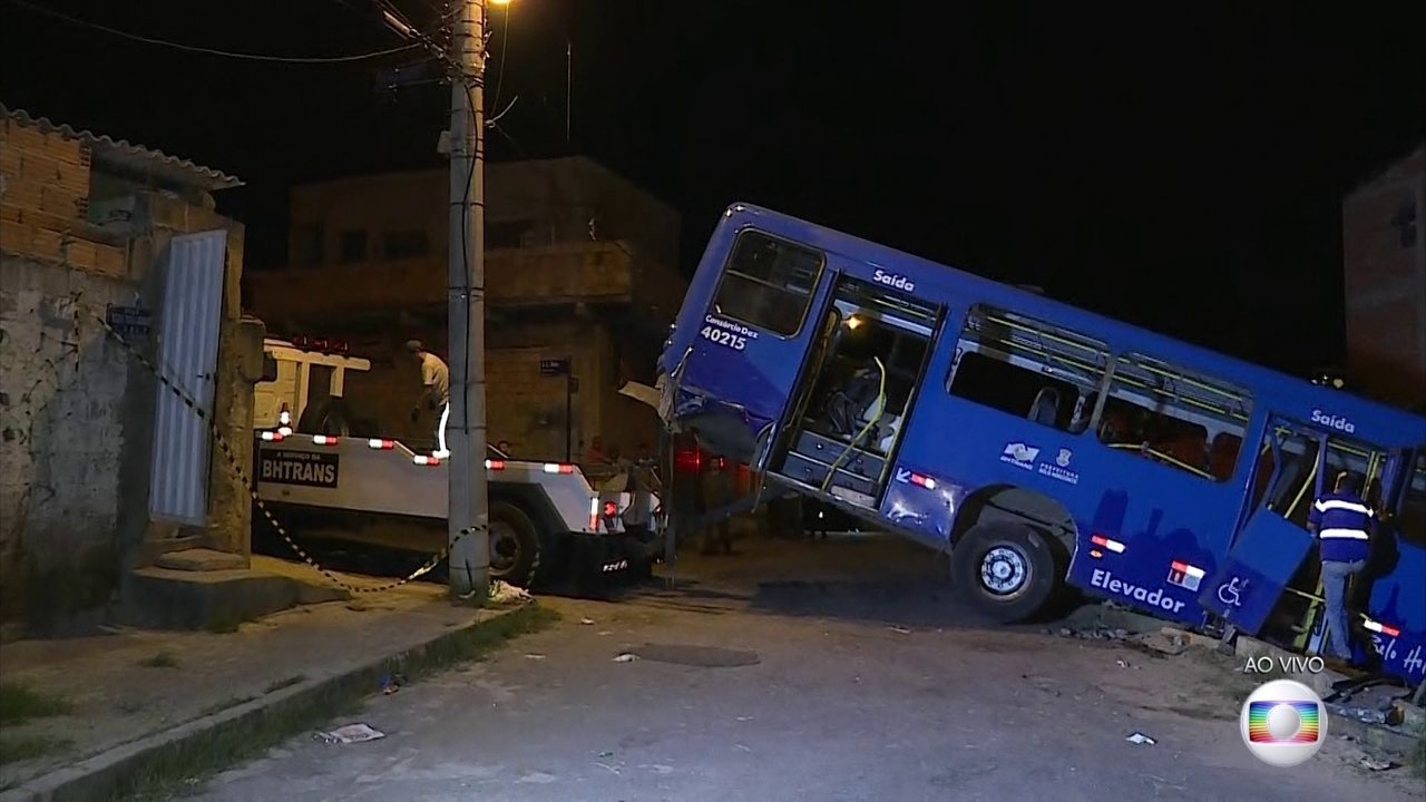Ônibus cai em córrego e mata pelo menos cinco pessoas