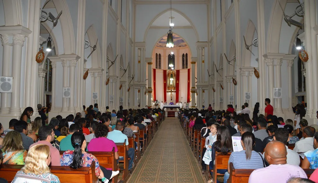 Fiéis lotam Catedral de Picos na Missa de Cinzas