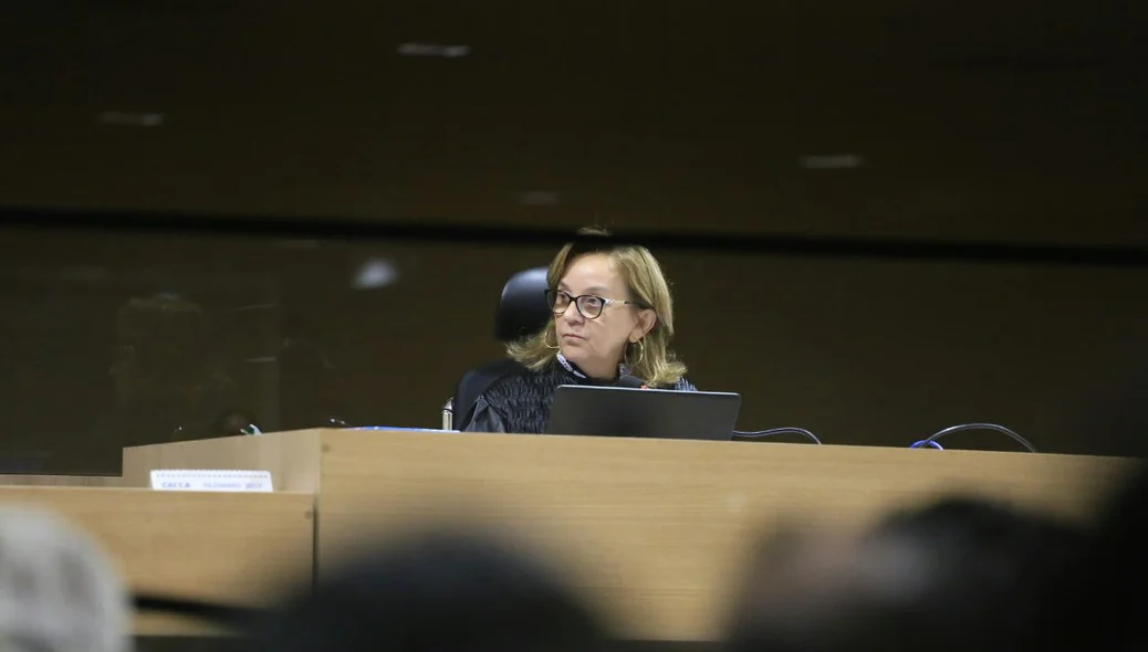 Julgamento está sendo presidido pela juíza Maria Zilnar