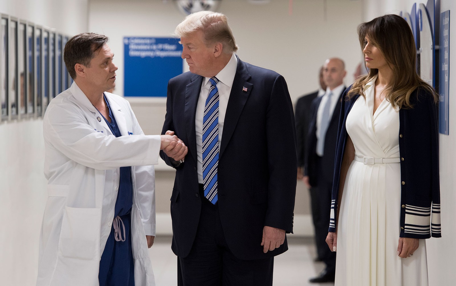 Donald Trump e Melania Trump visitam vítimas de ataque a escola na Flórida