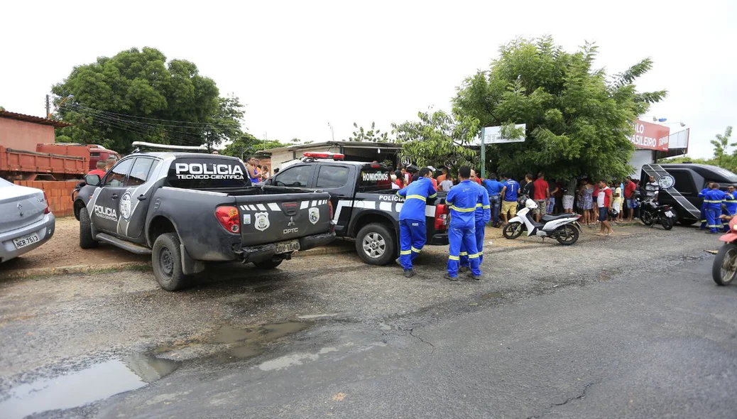 Equipes da Polícia Militar estiveram no local do homicídio de Nilberto Lima e Silva