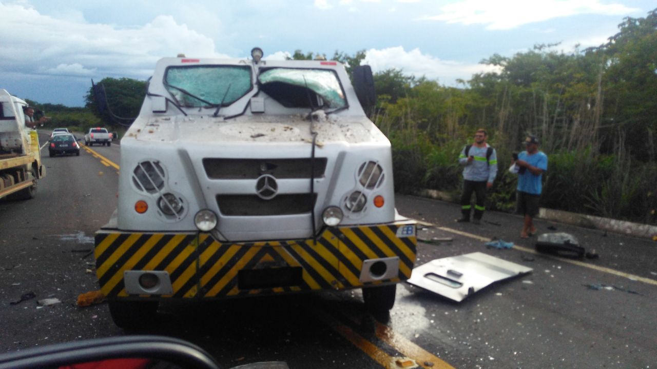 Bandidos explodem carro da empresa de segurança CET-SEG