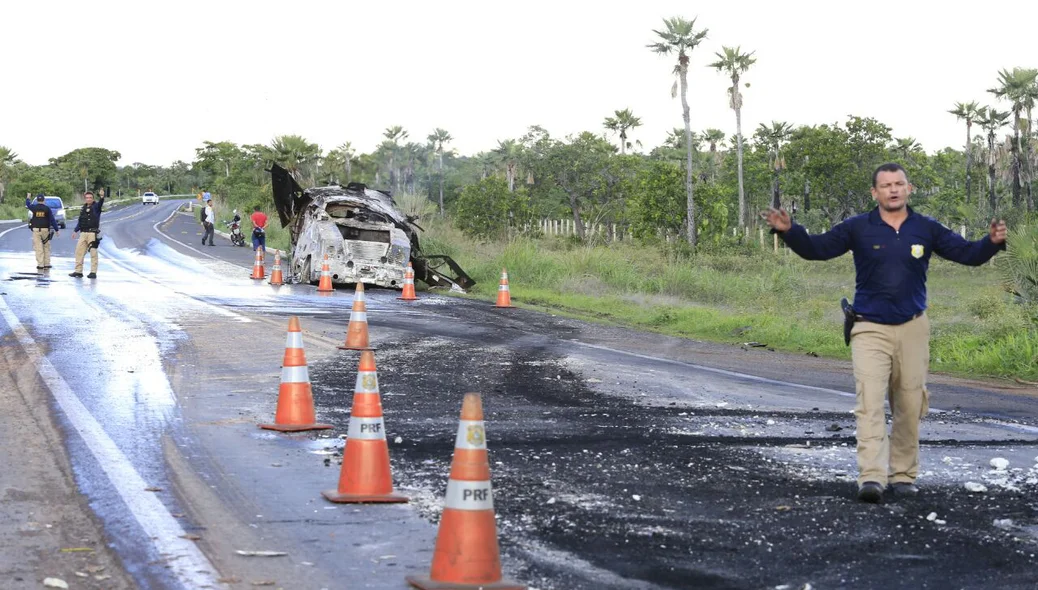 PRF tentou organizar o trânsito no local após o acidente